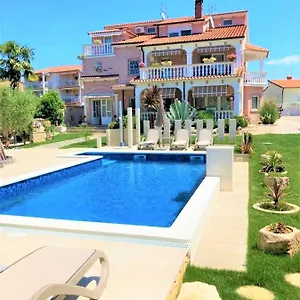 Engel With Pool Apartment Poreč